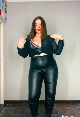 4. Luscious iri.prochetto Shows Cleavage in Black Crop Top and Bouncing Breasts (Side Boob)