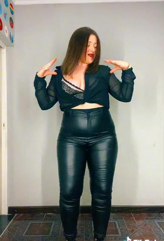 5. Luscious iri.prochetto Shows Cleavage in Black Crop Top and Bouncing Breasts (Side Boob)