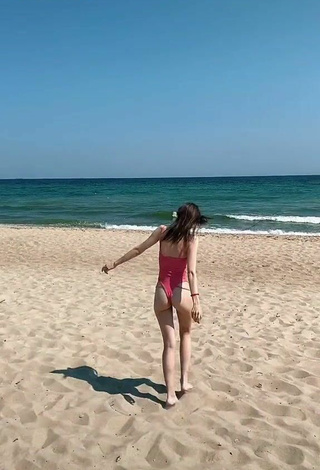 4. Sultry Iryna Kudashova Shows Butt at the Beach