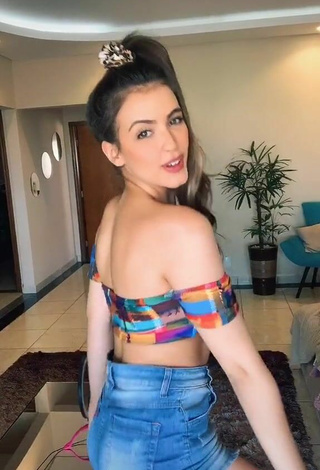 3. Adorable Isa Pinheiro Shows Cleavage in Seductive Crop Top