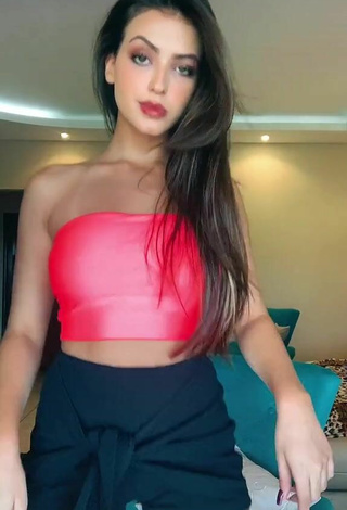 2. Sultry Isa Pinheiro Shows Cleavage in Pink Tube Top