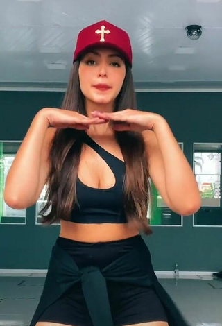 2. Sexy Isa Pinheiro Shows Cleavage in Black Crop Top