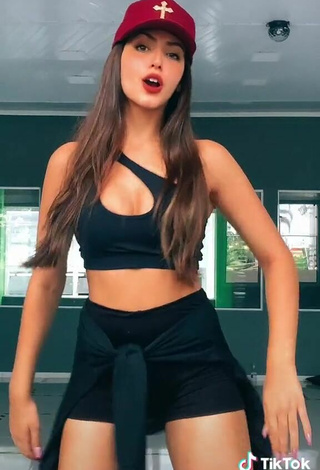 5. Sexy Isa Pinheiro Shows Cleavage in Black Crop Top