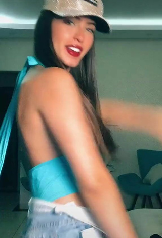 6. Sultry Isa Pinheiro Shows Cleavage in Turquoise Swimsuit while Twerking