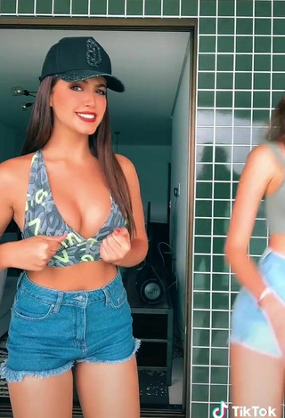 5. Beautiful Isa Pinheiro Shows Cleavage in Sexy Crop Top