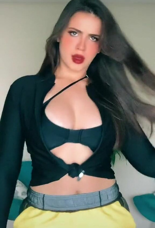 3. Amazing Isa Pinheiro Shows Cleavage in Hot Black Crop Top and Bouncing Tits