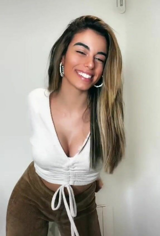 3. Sexy Faina Insense Punzano Shows Cleavage in White Crop Top