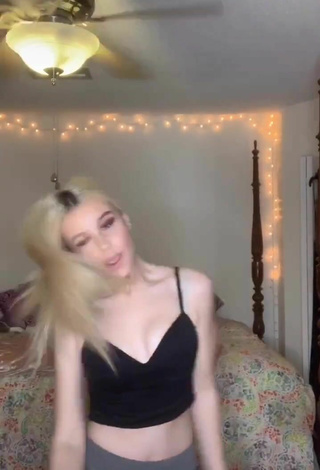 3. Beautiful Faith Alexis Shows Cleavage in Sexy Black Crop Top