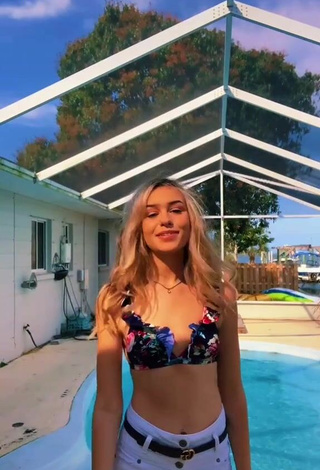 4. Luscious Faith Alexis in Floral Bikini Top at the Swimming Pool