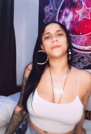 Sultry Yary Pérez Braless