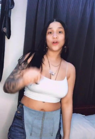 Sultry Yary Pérez Shows Cleavage in Crop Top