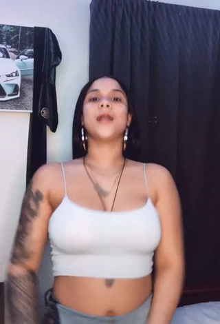 1. Titillating Yary Pérez Shows Cleavage in Grey Crop Top and Bouncing Tits