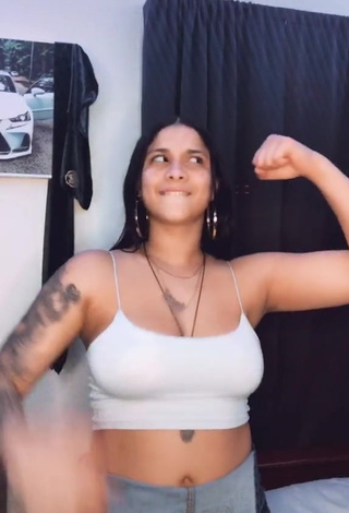 Titillating Yary Pérez Shows Cleavage in Grey Crop Top and Bouncing Tits