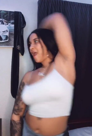 4. Titillating Yary Pérez Shows Cleavage in Grey Crop Top and Bouncing Tits