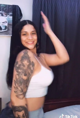 5. Titillating Yary Pérez Shows Cleavage in Grey Crop Top and Bouncing Tits