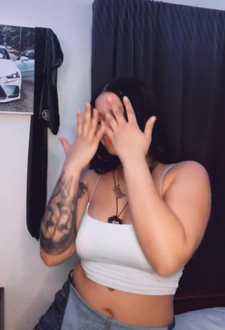 6. Titillating Yary Pérez Shows Cleavage in Grey Crop Top and Bouncing Tits