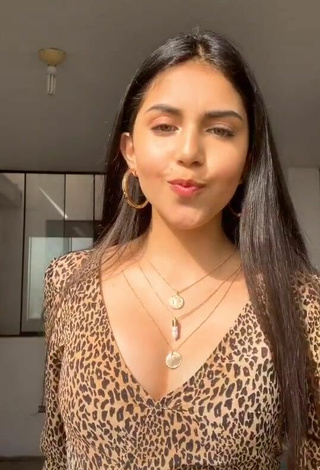 Sexy Geyli Vargas Shows Cleavage