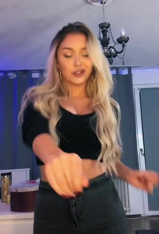 2. Sultry Gwendolyn Celine Shows Cleavage in Black Crop Top and Bouncing Boobs