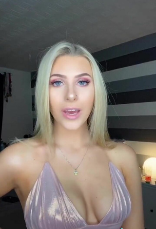 3. Luscious Hannah Simpson Shows Cleavage