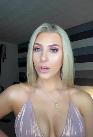 2. Hot Hannah Simpson Shows Cleavage