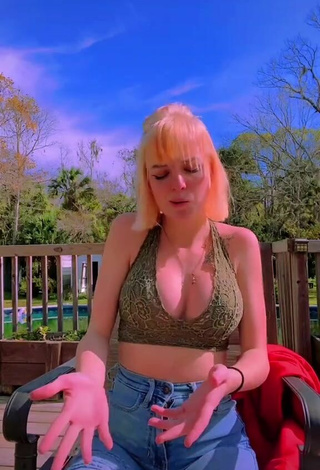 4. Sexy Cianna Perrine Shows Cleavage in Olive Crop Top