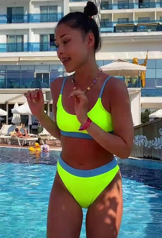 2. Sultry Maria Jeleniewska in Lime Green Bikini at the Pool