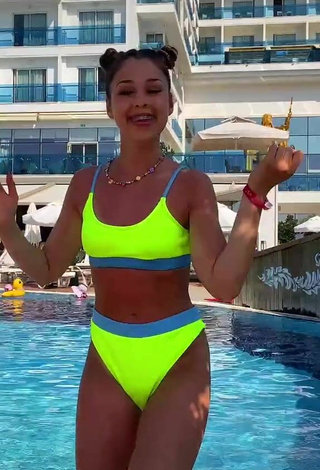 5. Sultry Maria Jeleniewska in Lime Green Bikini at the Pool