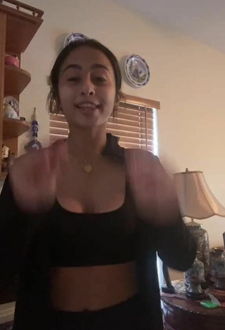 5. Sultry OfflineJenna Shows Cleavage in Black Crop Top