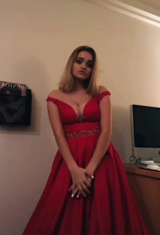 4. Sexy Jessi101love Shows Cleavage