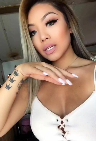 Sultry Jessie Le Shows Cleavage in White Top