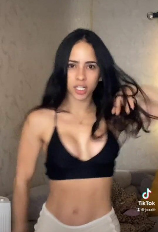 4. Cute Jessica Ferreiras Shows Cleavage in Black Crop Top