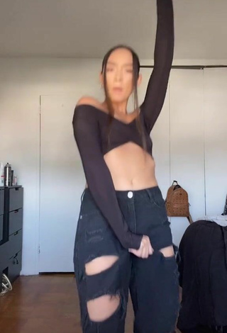 Titillating Katelyn Ashley in Black Crop Top