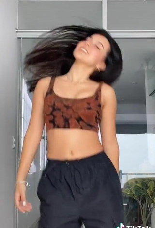 5. Breathtaking Elisa Costa in Crop Top and Bouncing Breasts