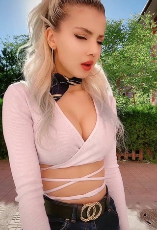 Sultry Elisa Shows Cleavage in White Crop Top