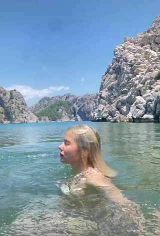 Sexy Elisa in Bikini in the Sea (Side Boob)