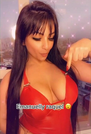 Hottest Emanuelly Raquel Shows Cleavage