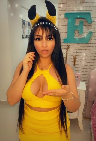 5. Emanuelly Raquel Shows Cleavage in Alluring Crop Top and Bouncing Tits