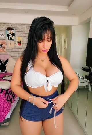 3. Luscious Emanuelly Raquel Shows Cleavage in White Crop Top and Bouncing Boobs