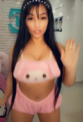 2. Hottest Emanuelly Raquel Shows Cleavage in Pink Crop Top and Bouncing Breasts