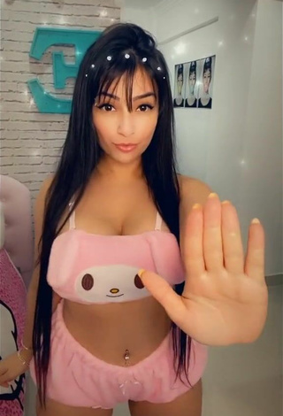 3. Hottest Emanuelly Raquel Shows Cleavage in Pink Crop Top and Bouncing Breasts