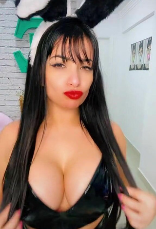 Sexy Emanuelly Raquel Shows Cleavage in Crop Top