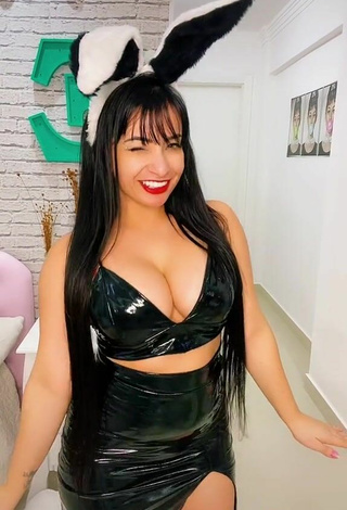 3. Sexy Emanuelly Raquel Shows Cleavage in Crop Top