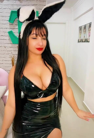 5. Sexy Emanuelly Raquel Shows Cleavage in Crop Top