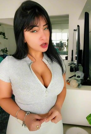 2. Hottie Emanuelly Raquel Shows Cleavage in Grey Crop Top