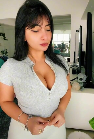 4. Hottie Emanuelly Raquel Shows Cleavage in Grey Crop Top