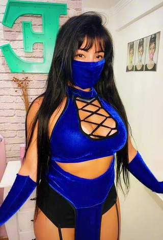 Erotic Emanuelly Raquel in Blue Crop Top