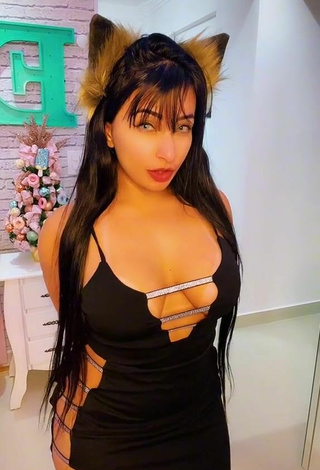 2. Emanuelly Raquel Demonstrates Magnificent Cleavage and Bouncing Boobs