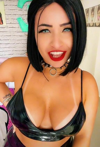 2. Emanuelly Raquel Shows Cleavage in Sexy Black Crop Top