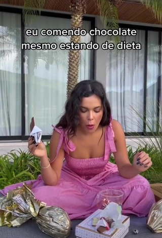 2. Sultry Emilly Araújo Shows Cleavage in Pink Crop Top