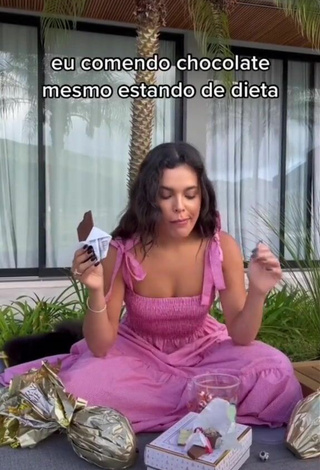 3. Sultry Emilly Araújo Shows Cleavage in Pink Crop Top